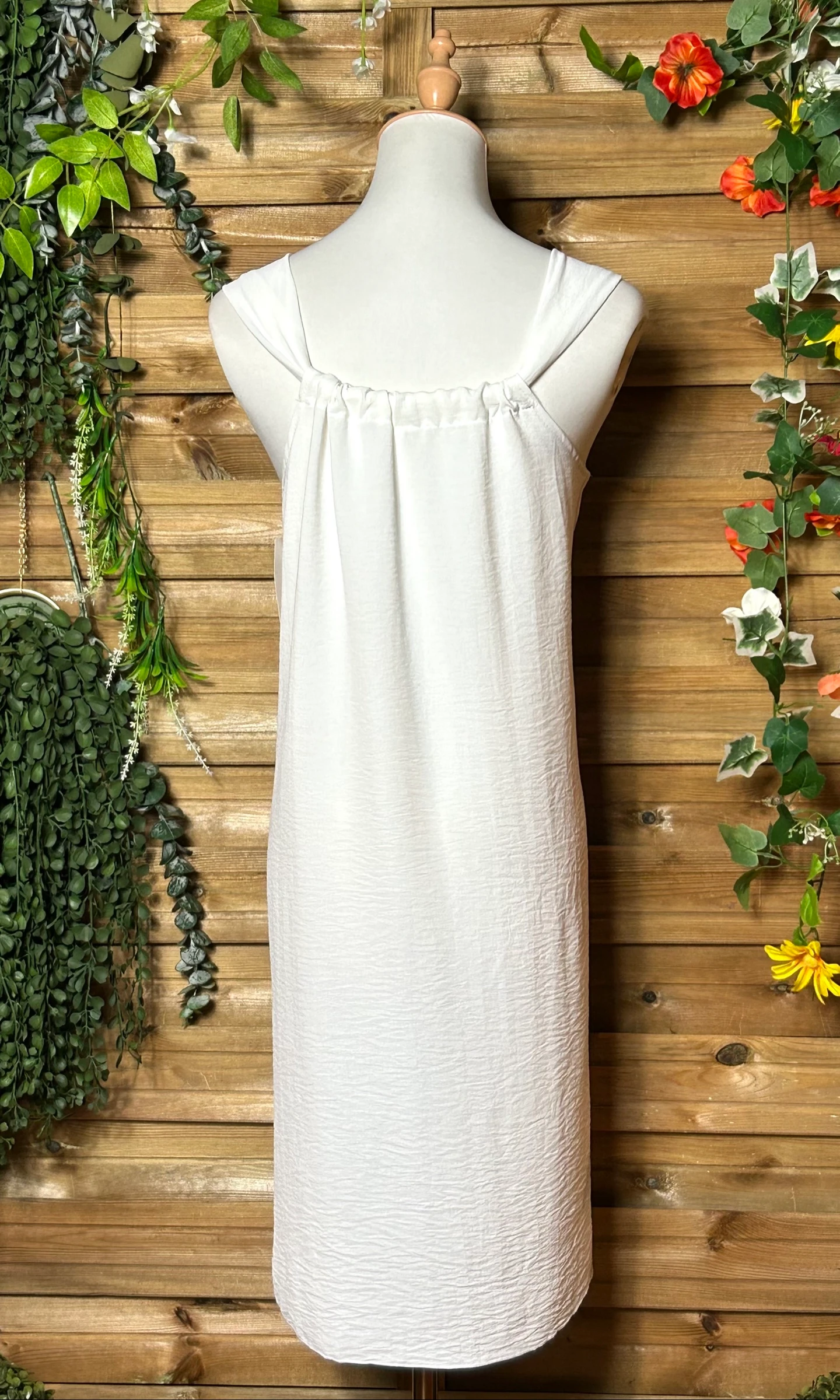 Vestido branco com broches de joias – photo 5